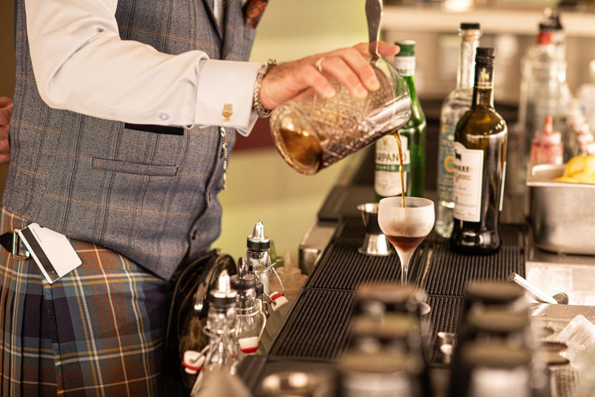 The Westin Grand Frankfurt Hotel Frankfurt am Main Exterior photo A bartender at work